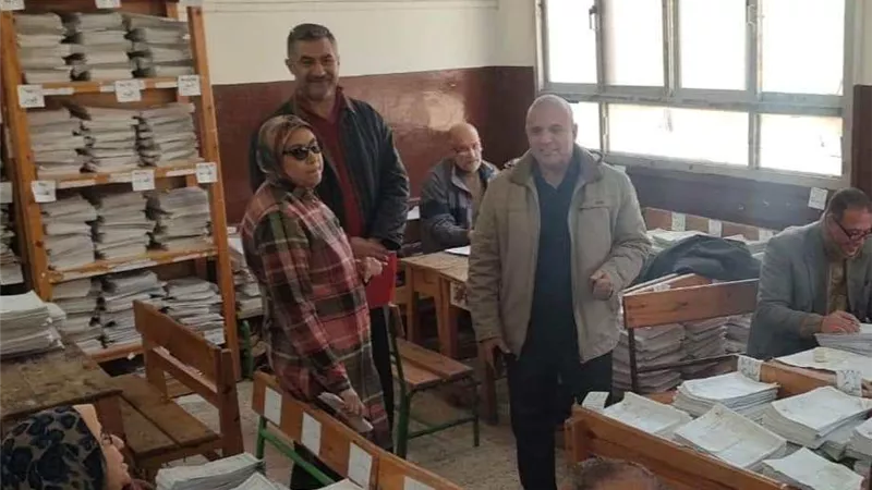 وكيل تعليم دمياط يفاجئ كنترول الشهادة الإعدادية لمتابعة التصحيح