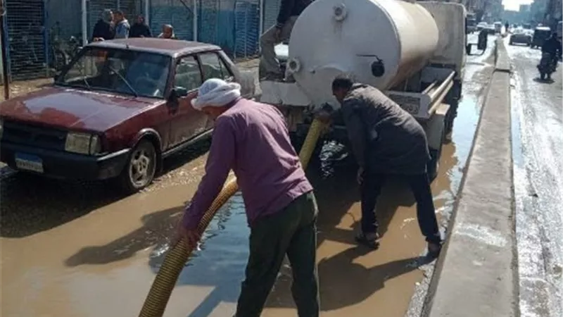 فرق عمل بمدن وقرى الشرقية لسحب وشفط مياه الأمطار