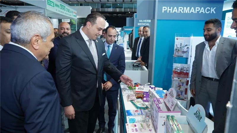 رئيس الرعاية الصحية يتفقد الجناح المصري بمعرض 