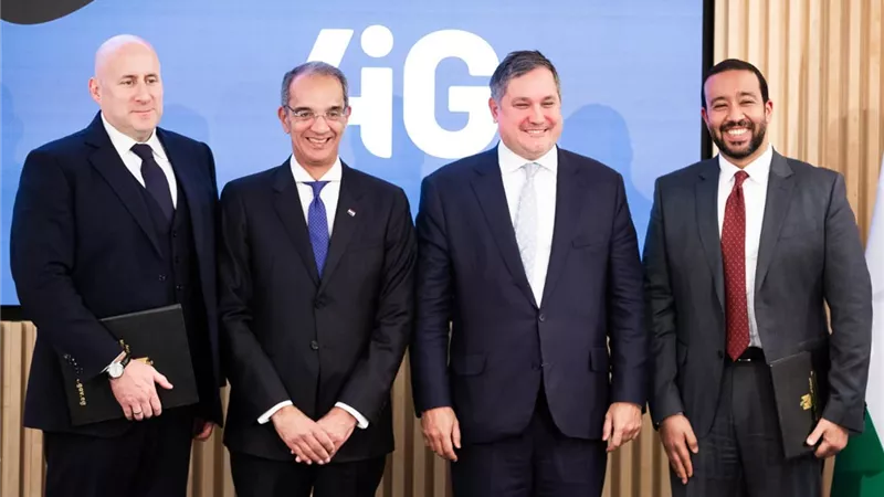 وزير الاتصالات يشهد إنشاء أول كابل بحرى يربط مصر بألبانيا