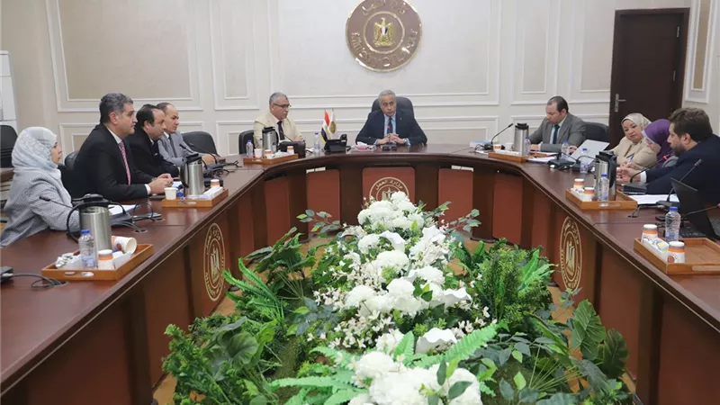 رُخصة مُؤقتة لتقنين الأوضاع..وزير العمل يتابع إجراءات تنفيذ مشروع مهني 2030