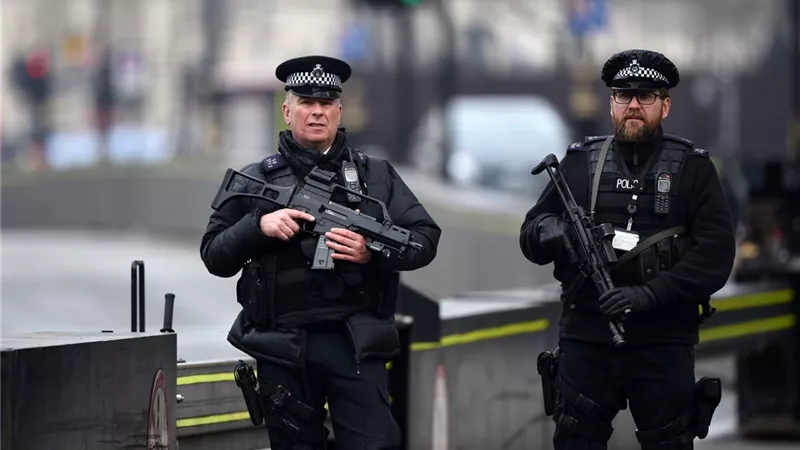 إصابة 9 أشخاص في حادث يتعلق بمادة مسببة للتآكل في لندن