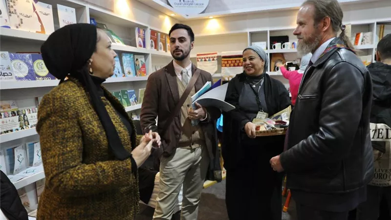 وفد مكتبة الكونجرس الأمريكي بالقاهرة يشيد بجناح 