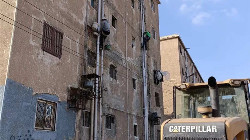 استجابة للأهالي..تغيير الصرف في عمارات نفيشة بالإسماعيلية