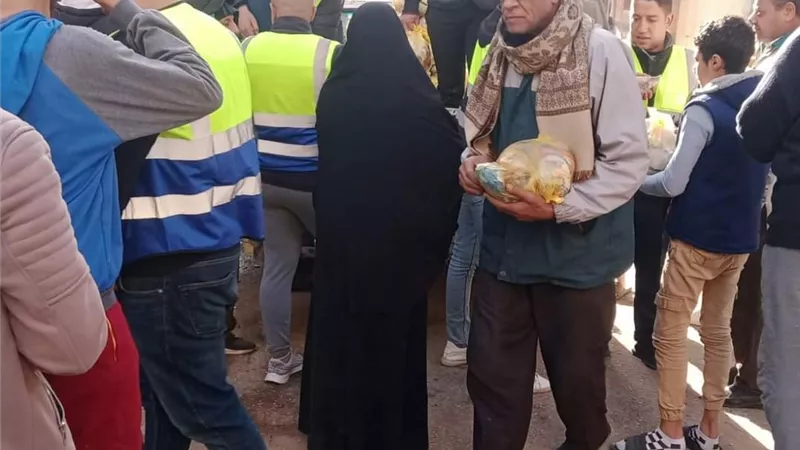 الدفع بكميات كبيرة من السلع المخفضة بقري وأحياء المنيا