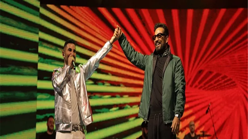 أحمد سعد يتألق فى حفل دبي وظهور شقيقه عمرو على المسرح