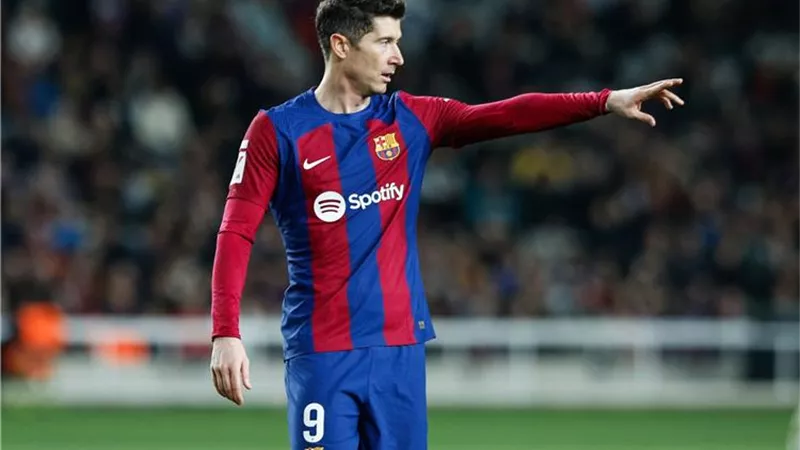الدوري الإسباني.. ليفاندوفسكي يقود تشكيل برشلونة المتوقع أمام ألافيس