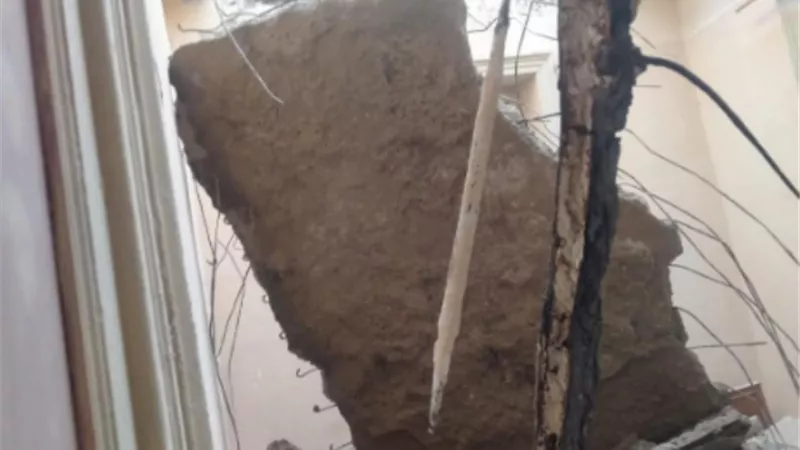 انهيار أجزاء من عقارين بحى الجمرك في الإسكندرية