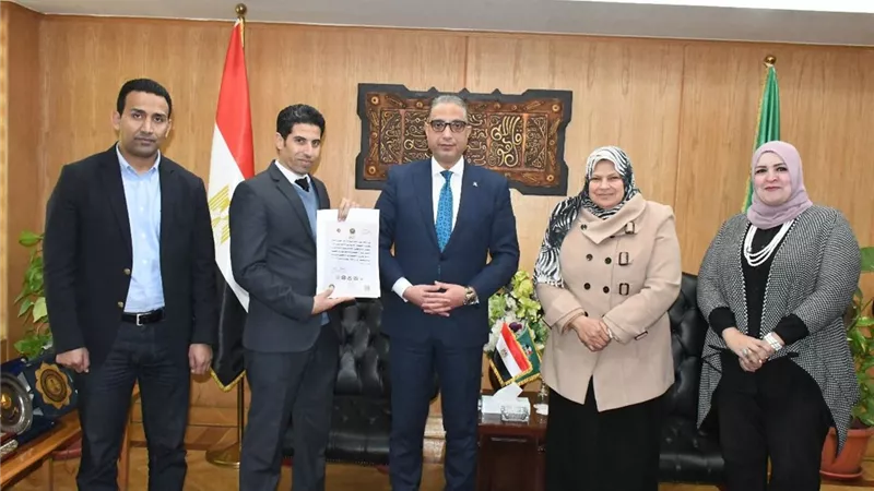 محافظ الفيوم .. يُكرم خريجي المبادرة الرئاسية 