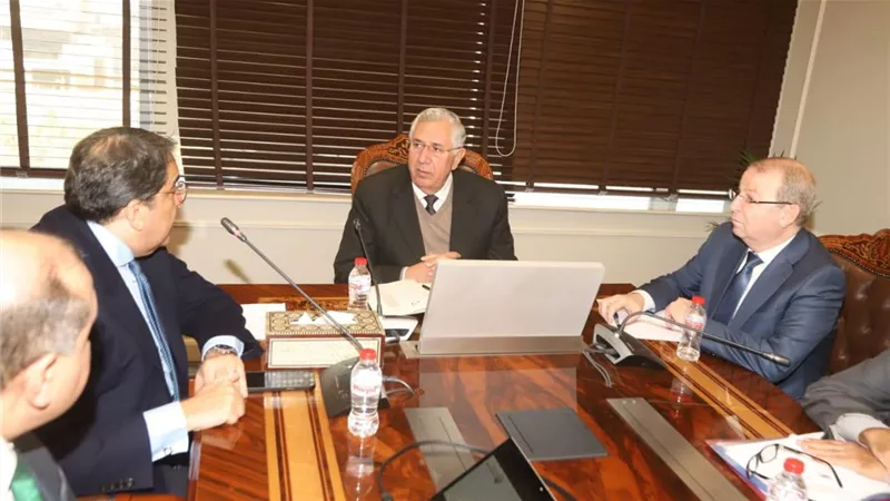 القصير يبحث إماكنية حوكمة أعمال نقل الأسمدة الزراعية
