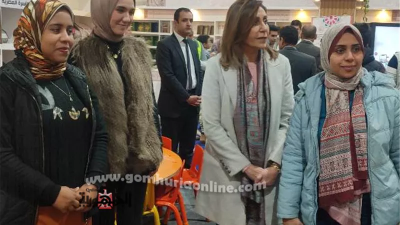 وزيرة الثقافة تشيد بجناح المجلس القومى للمرأة فى معرض الكتاب
