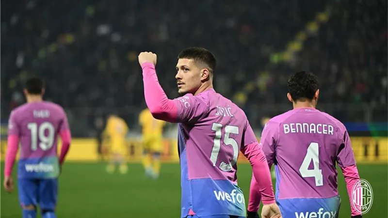 ميلان يفوز بصعوبة علي فروزينوني 2/3 في الدوري الإيطالي