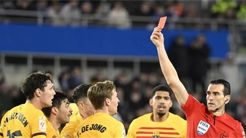 تقرير حكم مباراة برشلونة وديبورتيفو ألافيس حول طرد فيتور روكي