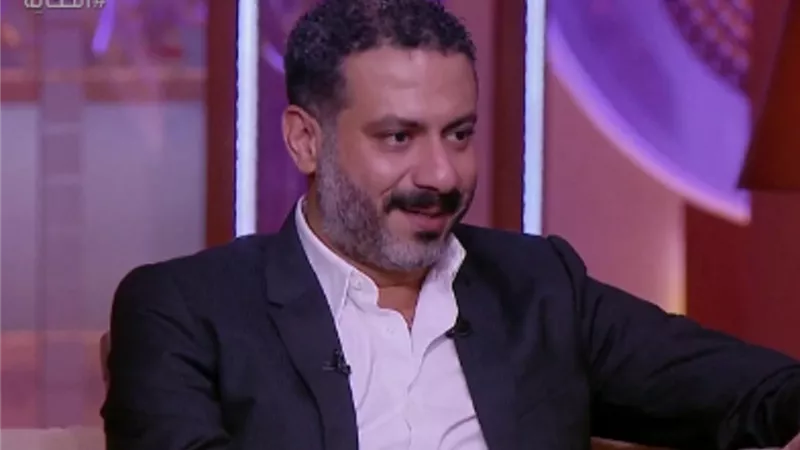 محمد فراج يهنئ منى زكى بنجاح 