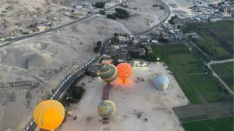 1350 سائح يحلقون على متن 49 رحلة بالون فى سماء الأقصر