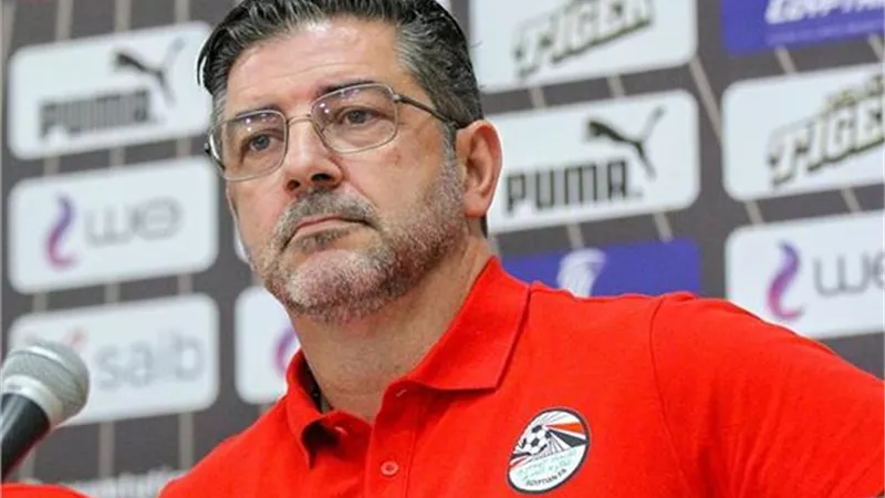 شوبير يكشف أخر التطورات بشأن رحيل فيتوريا عن منتخب مصر