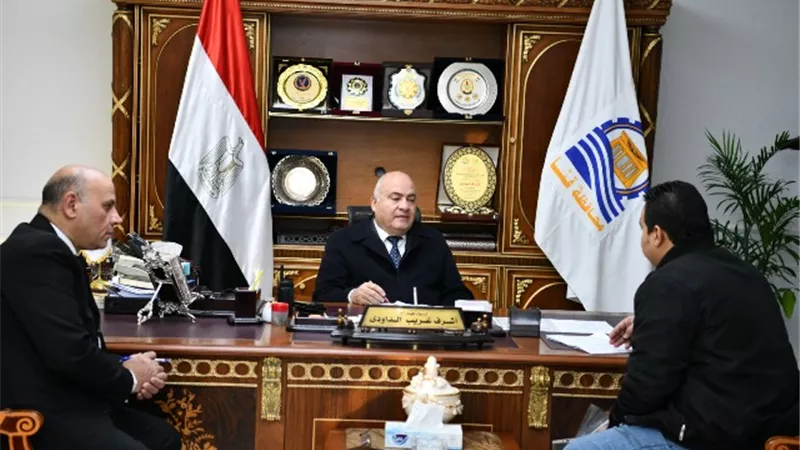 محافظ قنا يواصل استقبال المواطنين بمكتبه لبحث شكواهم
