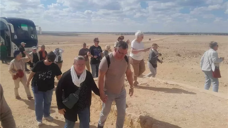 وفد سياحي متعدد الجنسيات يزور المناطق الأثرية بالمنيا