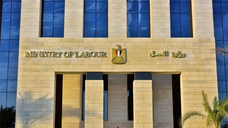 وزارة العمل: إيقاف نشاط شركتين لإلحاق عمالة بالخارج