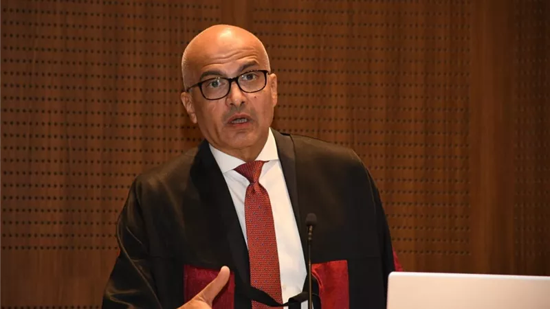رئيس جامعة عين شمس يشهد حفل تخرج طلاب الطب الوافدين دفعة ٢٠٢٣