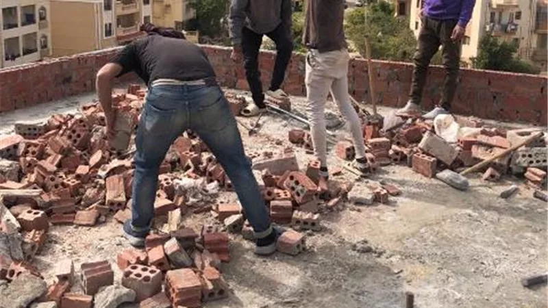 جهاز الشيخ زايد يزيل دور سكنى مخالف ويحول المالك للنيابة.. بالصور