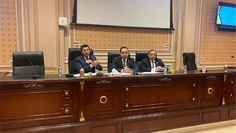 أشرف صبحى يناقش خطة تطوير المنشآت الشبابية والرياضية ومصنع النجيل الصناعي