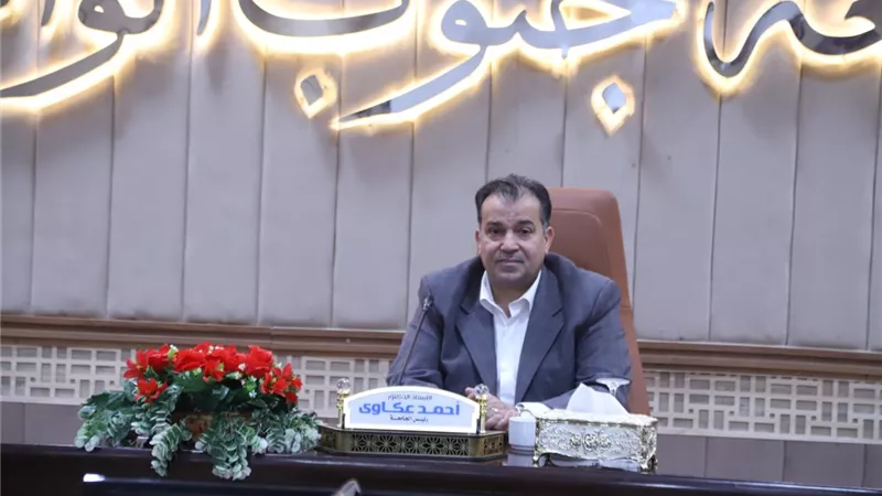 رئيس جامعة جنوب الوادى يناقش رفع كفاءة العمل بالمستشفيات الجامعية