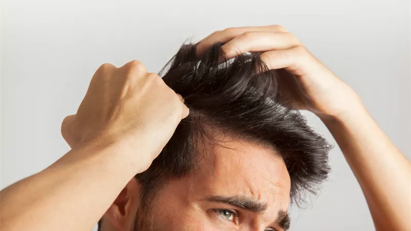 منها السلمون..قاوم الشيب المبكر بهذه الاطعمة
