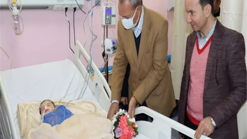 محافظ القليوبية يطمئن على 3 أطفال من غزة يتلقون العلاج بمستشفى القناطر الخيرية