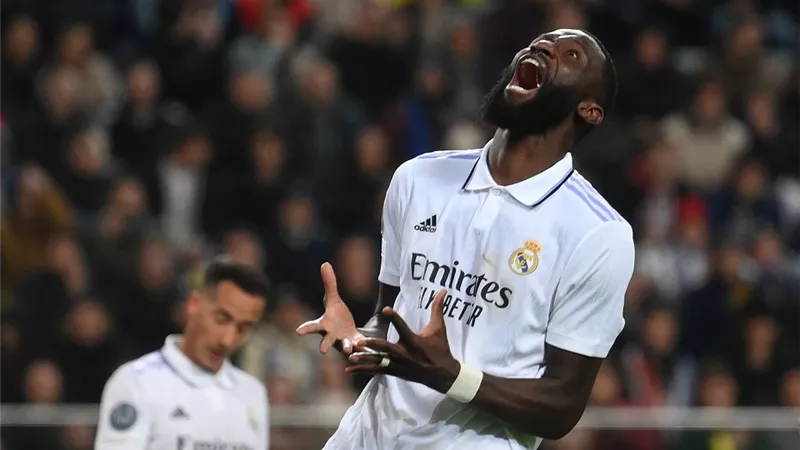 أنشيلوتي يحسم موقف روديجر من مواجهة أتلتيكو مدريد