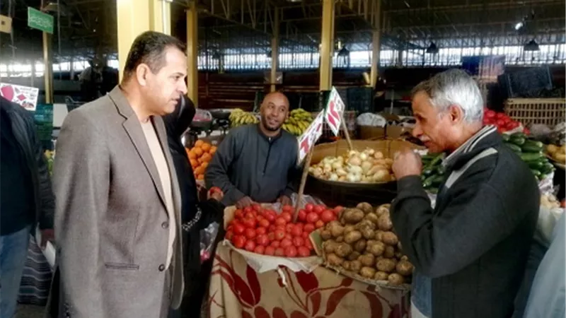 رئيس مدينة الأقصر يتفقد سوق الخضر والفاكهة