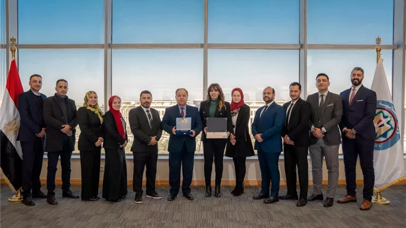 معيط يكرم وحدة التواصل الاجتماعي بـ«المالية» والإعلام بـ«الضرائب»