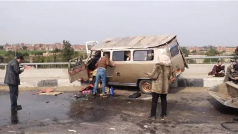 إصابة 3 فى اصطدام سيارة بالحاجز الخرسانى أعلى كوبرى قها