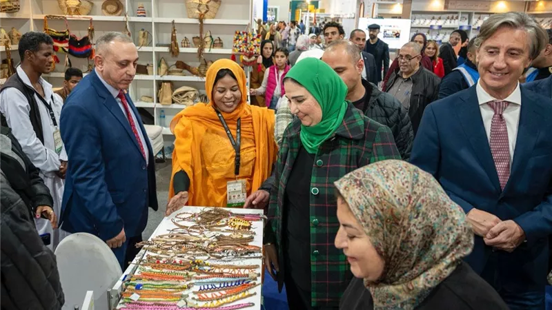 القباج تتفقد أجنحة وزارة التضامن الاجتماعي بمعرض القاهرة للكتاب