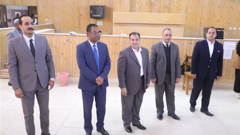 رئيس الجامعة يتفقد امتحانات الدراسات العليا بكلية الحقوق