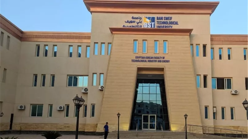 رئيس جامعة بني سويف التكنولوجية يلتقى قيادات الجامعة