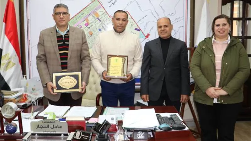 رئيس جهاز مدينة ٦ أكتوبر يكرم الموظف المثالى لشهر 