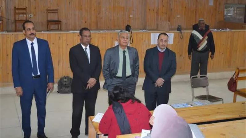 رئيس الجامعة يتفقد امتحانات الدراسات العليا بكلية الحقوق