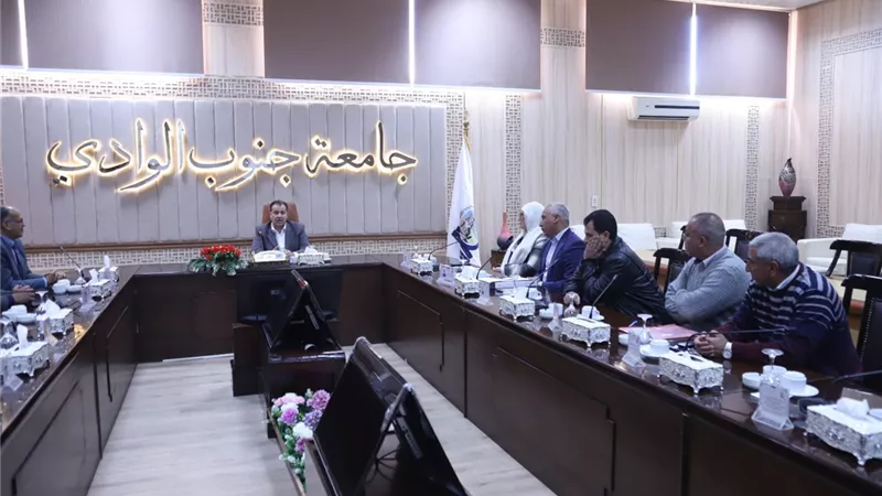 رئيس جامعة جنوب الوادي يجتمع بعمداء كليات القطاع الطبي بالجامعة