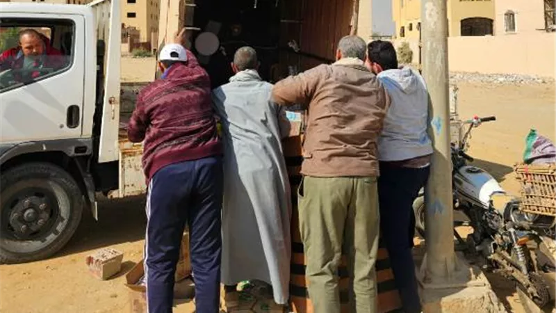 جهاز بدر يشن حملة مكبرة لإزالة الإشغالات والمخالفات بالمدينة صور