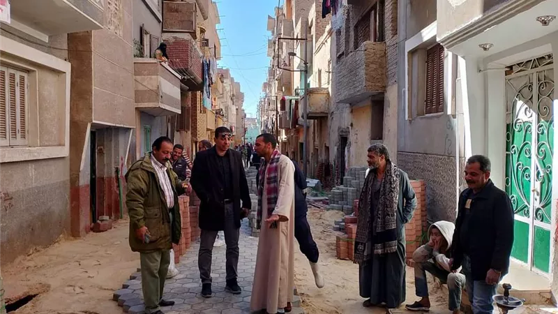 تركيب بلاط بشوارع حي شرق مركز سمالوط