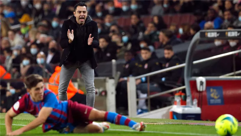 بعد قرار رحيله.. برشلونة يعاند تشافي ويقرر رحيل 5 لاعبين