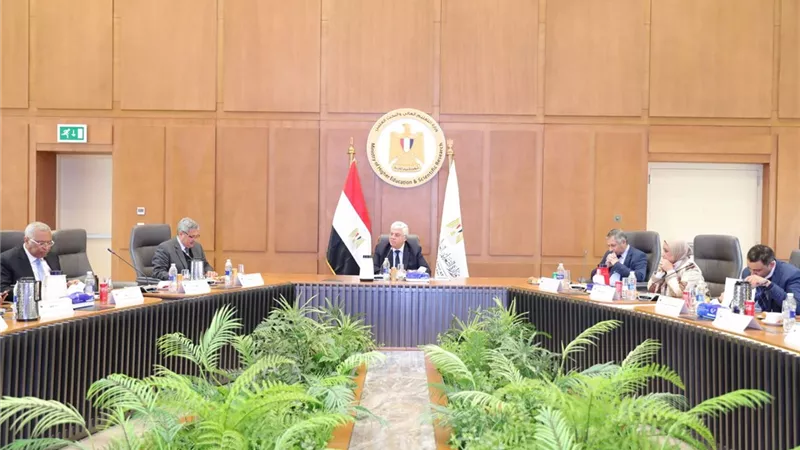 عاشور:وضع خارطة طريق للعمل البحثي المشترك بين المعاهد والهيئات البحثية