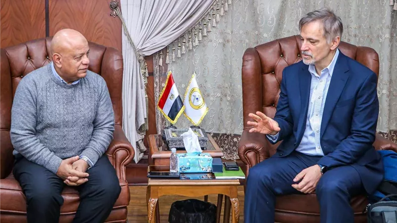 خط ملاحي يستخدم ميناء دمياط لنقل التجارة بين أ أوروبا وأفريقيا