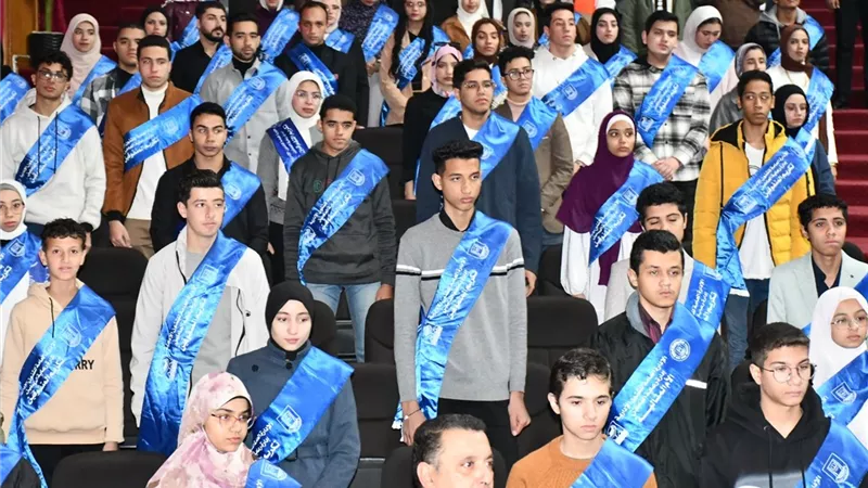 رئيس جامعة القناة يُكرم أبناء العاملين المتفوقين