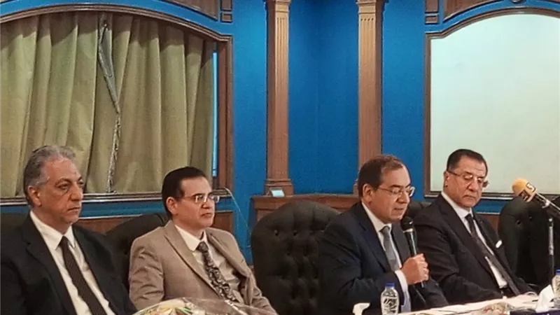وزير البترول يهدى كتاب الجمهورية لكل أبناء قطاع البترول