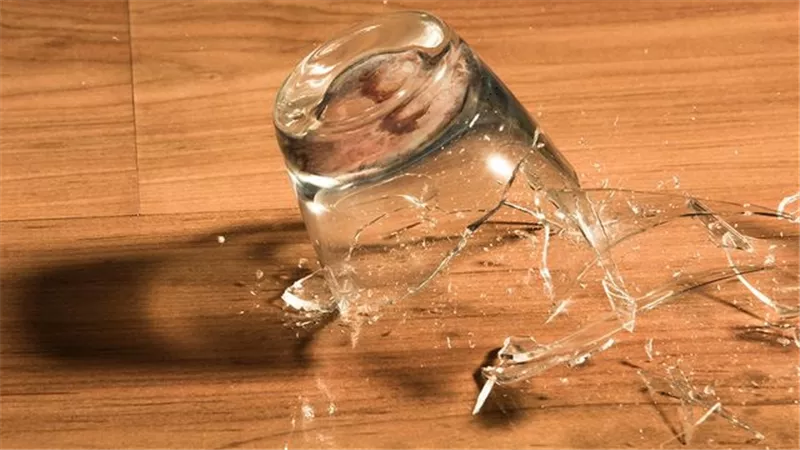 3 طرق يمكن بها ازالة الزجاج المكسور دون اصابات