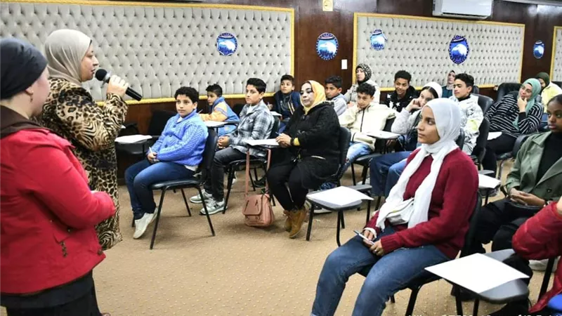 مستقبل وطن بالسويس ينظم دورة فى تعليم الخط العربي