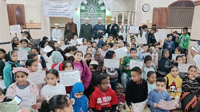 وكيل وزارة الاوقاف بالبحر الأحمر يكرم الطلاب بمبادرة 