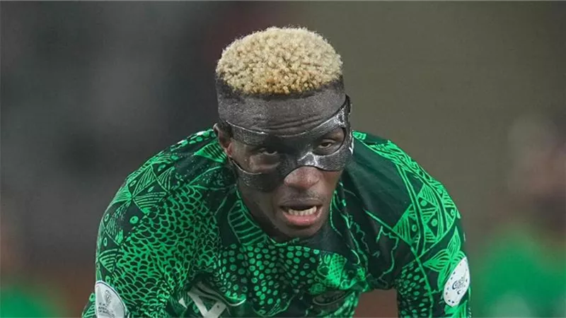 مدرب نيجيريا يراوغ جنوب إفريقيا بورقة أوسيمين